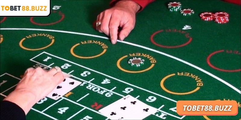 Baccarat ToBet88 - Quy tắc chơi chi tiết và mẹo cược 3 Sau khi hai lá bài ban đầu được chia, cả Banker và Player có thể rút thêm bài